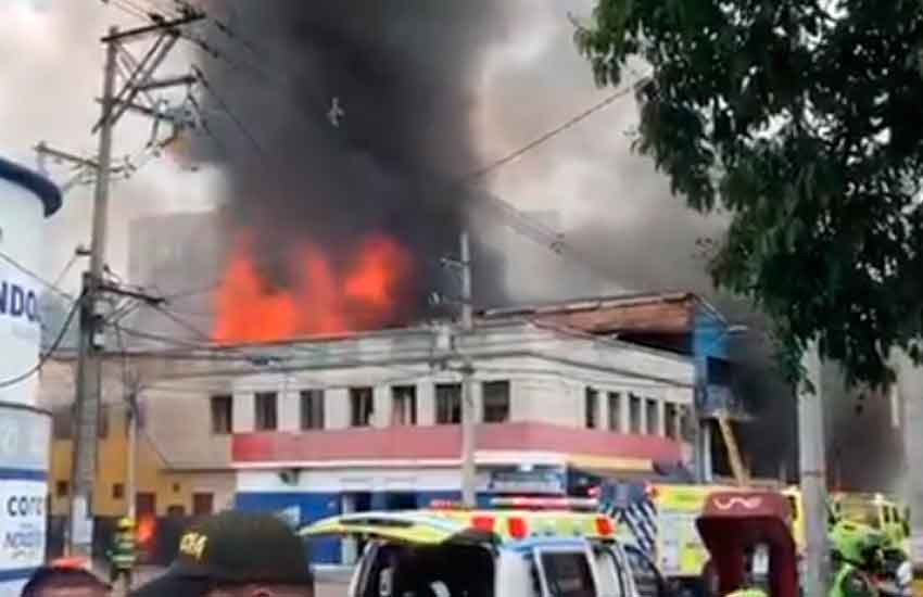 Incendio en fábrica de pinturas en el centro de Medellín