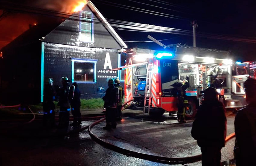 Dos bomberos resultaron lesionados en Incendio de restaurante en Puerto Varas