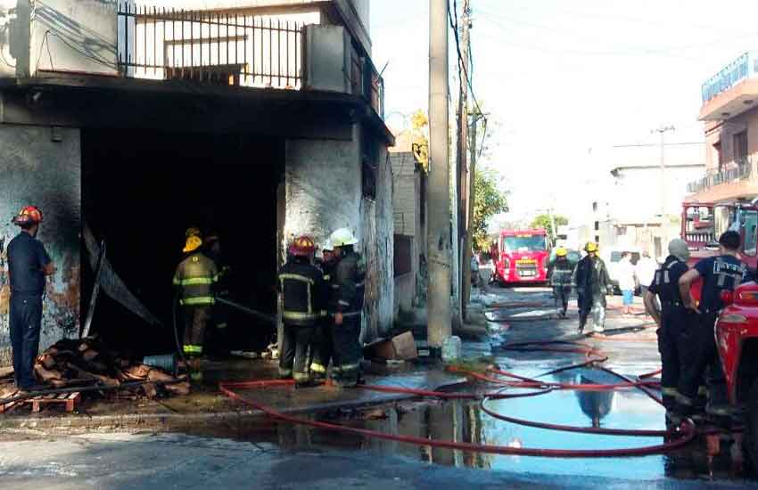 Dos bomberos heridos en incendio de fábrica de suelas