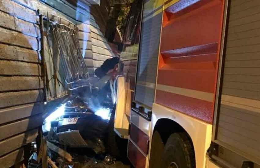 Vehículo terminó incrustado en una casa tras colisión con carro de Bomberos