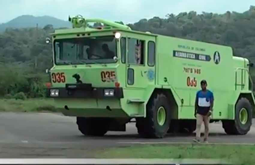 Aeronáutica civil dona carro de bomberos a Bahía Solano