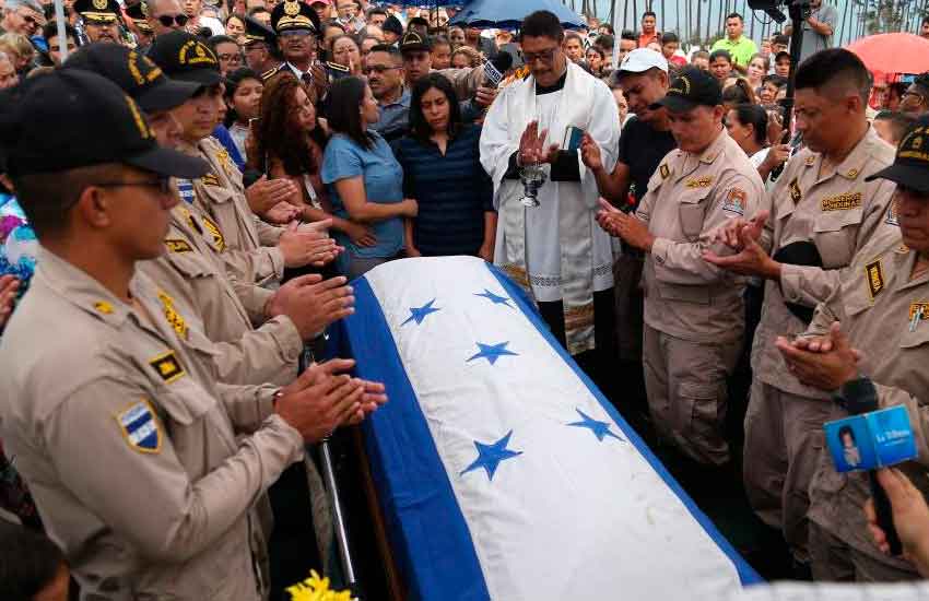 Despiden con honores a los dos bomberos héroes en Honduras