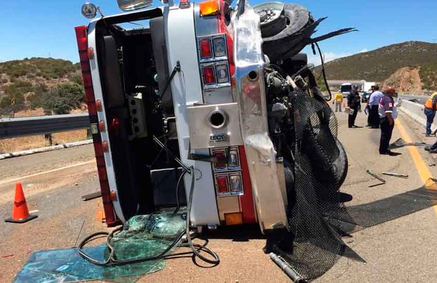 Vuelca máquina de bomberos sobre autopista Tecate