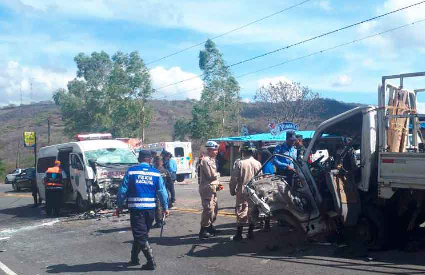 Grave accidente entre ambulancia y camión en Honduras