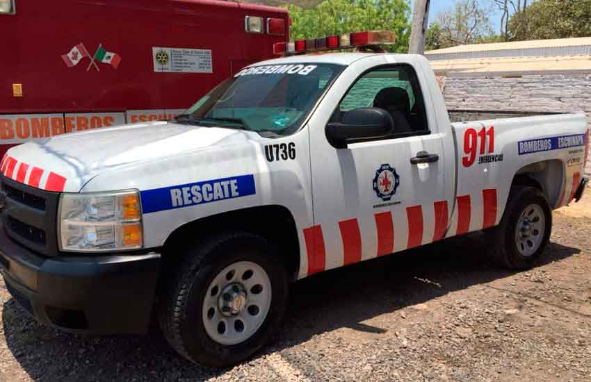 Donan camioneta y equipos a bomberos de Escuinapa