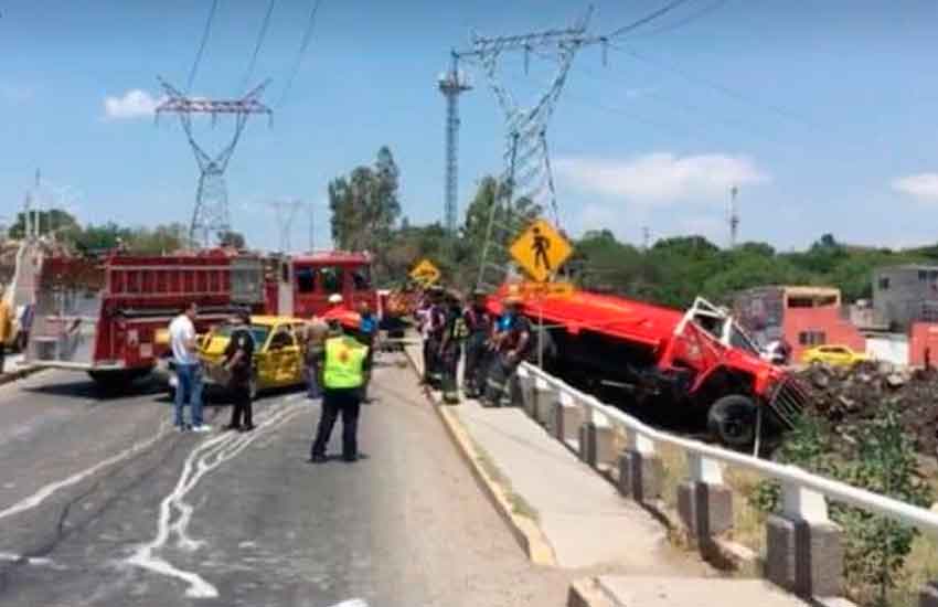 Unidad de Bomberos choca contra Taxi en Querétaro