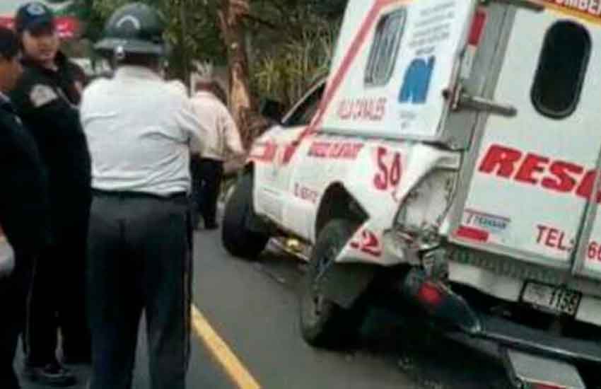 Trailer choca contra los bomberos mientras atendían a persona atropellada