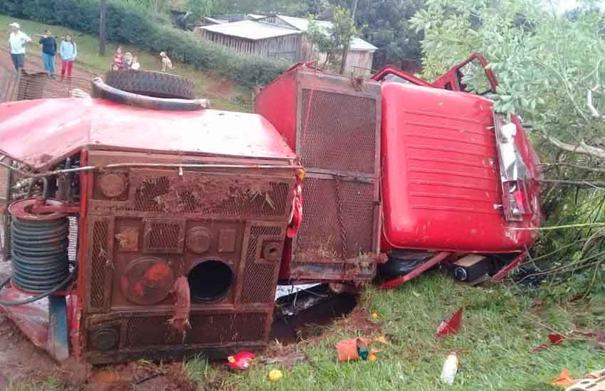 Camión de bomberos volcó tras esquivar un tractor