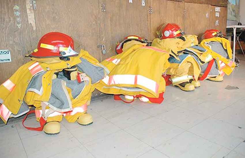 Falta equipamiento a bomberos de la región