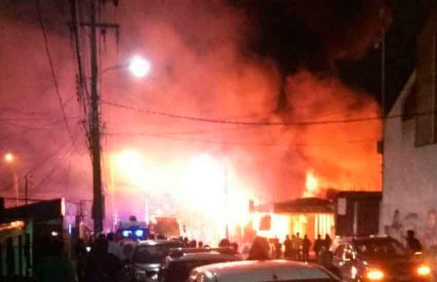 Incendio destruye decenas de locales en Iquique