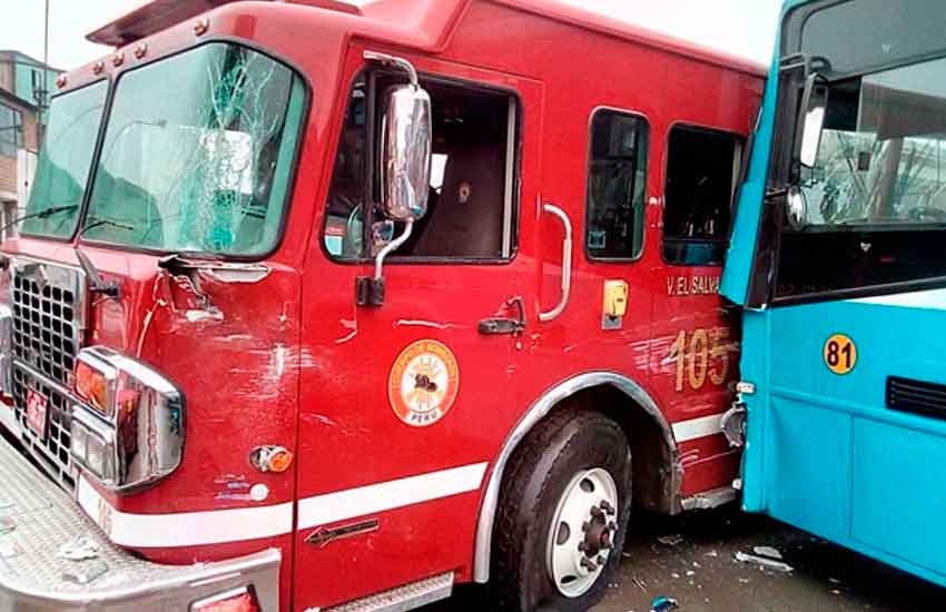 Bus de transporte público impactó contra unidad de Bomberos