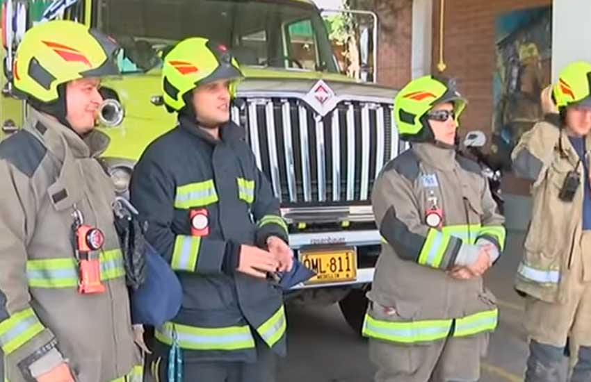 Agreden a bomberos tras confundirlos con policías