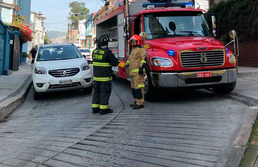 Vehículos mal estacionados complican el trabajo de Bomberos