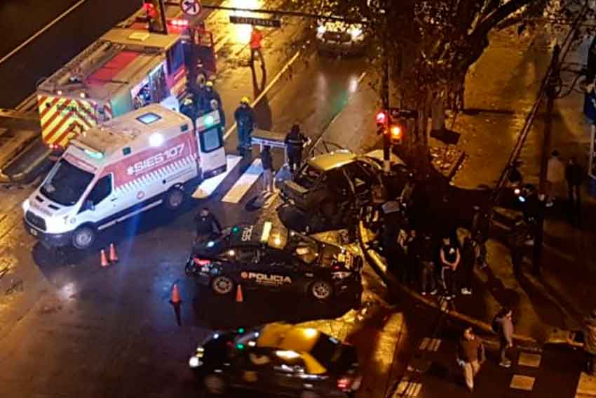 Choque entre un camión de bomberos y un auto