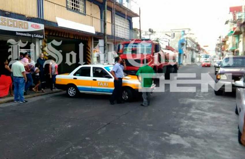 Choca carro tanque del cuerpo de bomberos contra taxi