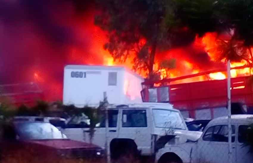 Incendio se registró en un depósito de autos