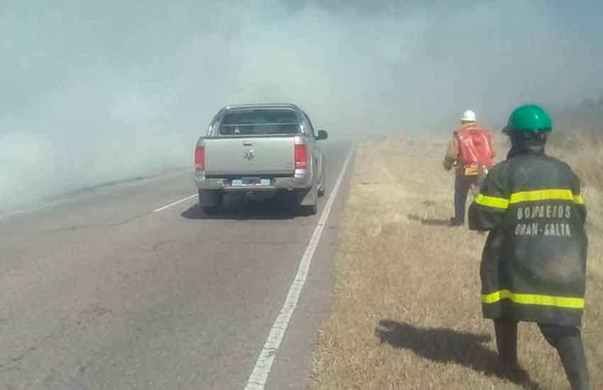 Bomberos apagan el fuego con botellas descartables