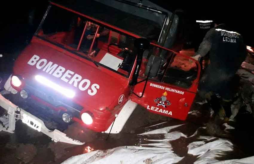 Móvil de los Bomberos se encajó cuándo acudía a un rescate