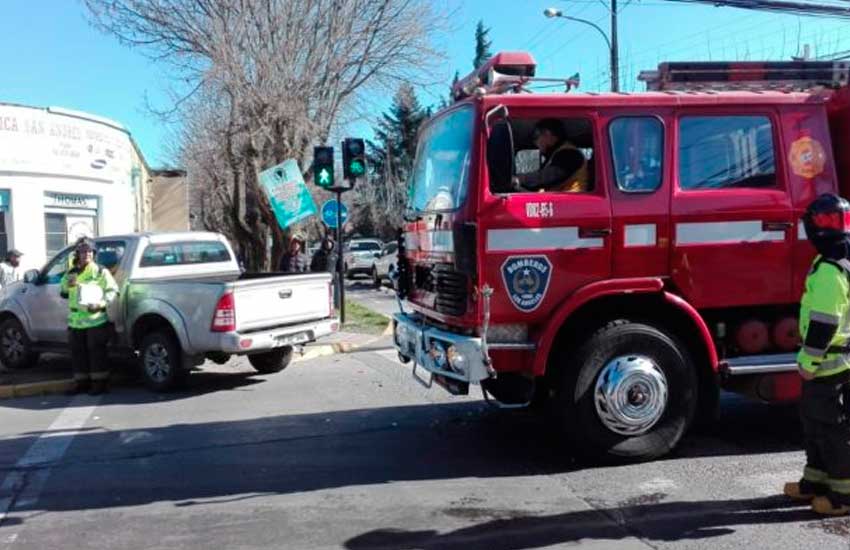 Carro de Bomberos colisiona a camioneta mientras se dirigía a emergencia