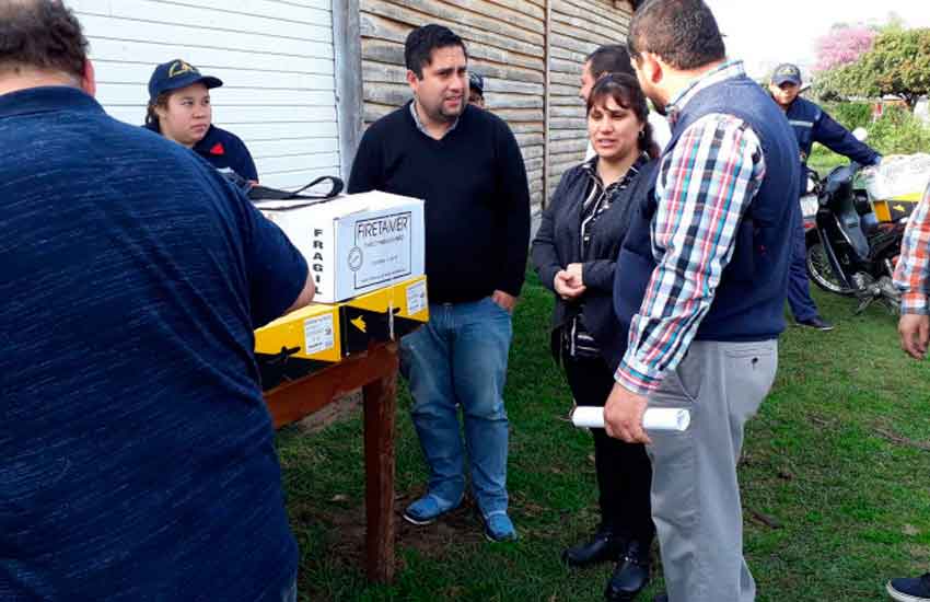 Entrega de indumentaria a Bomberos Puerto Lavalle