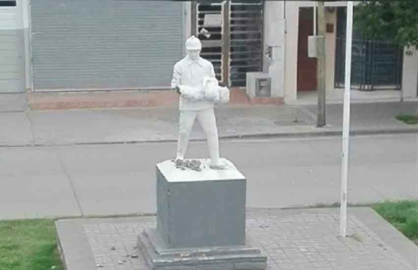 Dañaron el monumento a los bomberos en Cipolletti