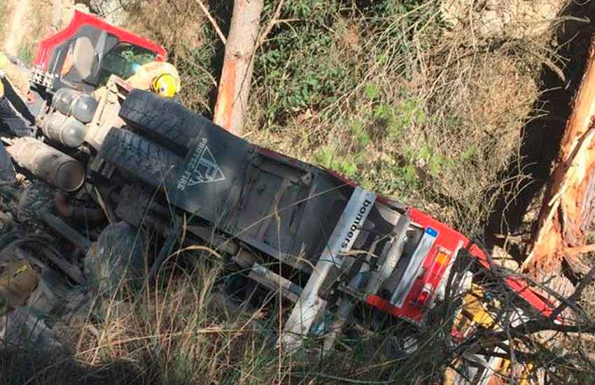 Dos bomberos de la Generalitat heridos al volcar el camión