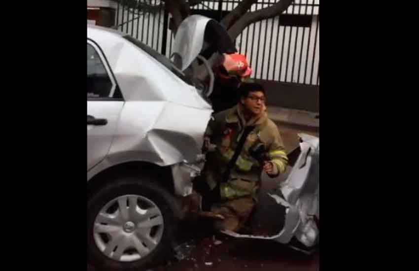 Mujer atropelló a dos bomberos que atendían un accidente