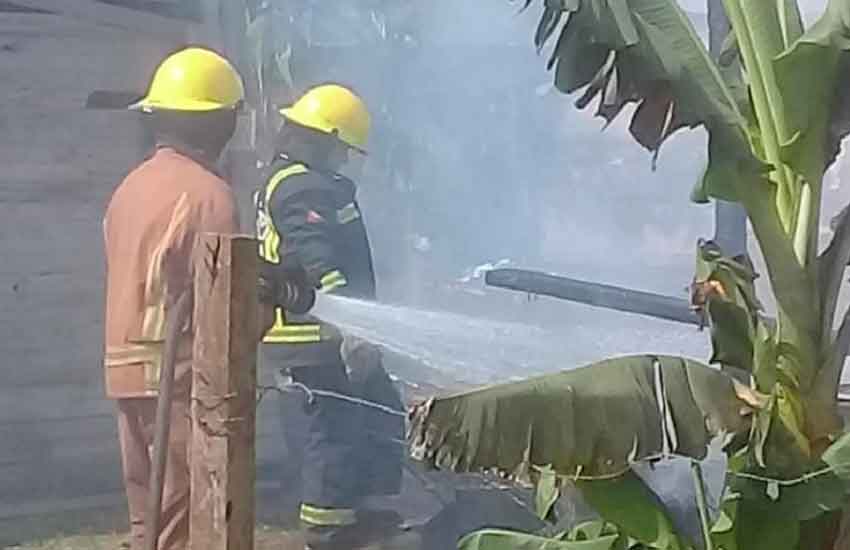 Quemó su vivienda y no quería asistencia de los bomberos