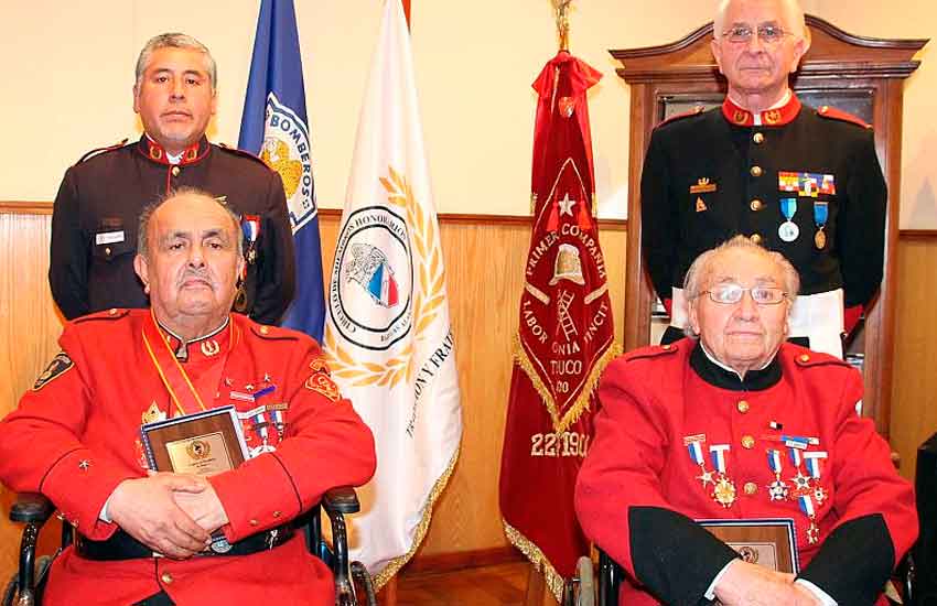 Homenajearon a dos Bomberos destacados de Temuco