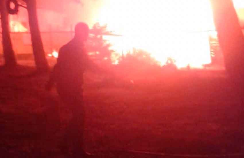 Gran incendio destruyó 3 casas en Laguna Verde