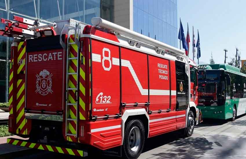 Bomberos de Santiago se capacita en nuevo Buses