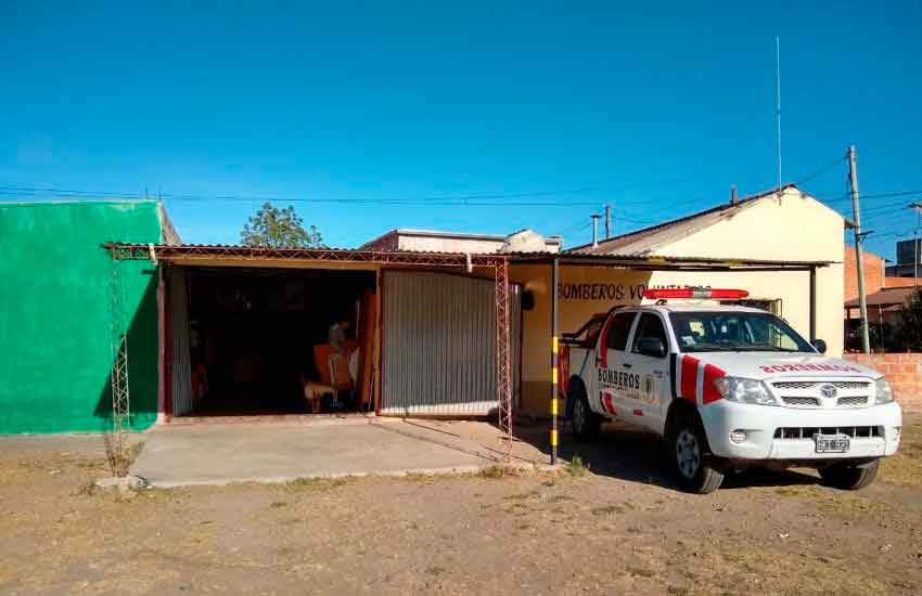 El patio de una casa es el cuartel de los Bomberos