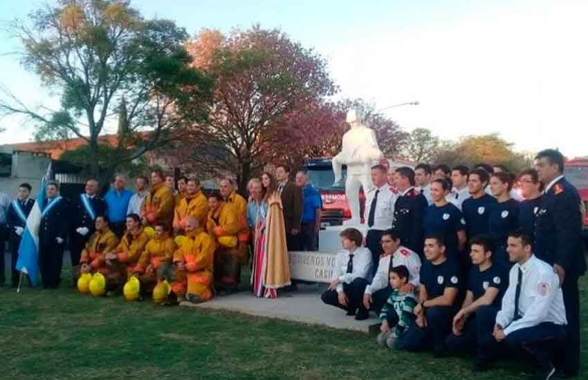 Se inauguró el monumento a los bomberos voluntarios