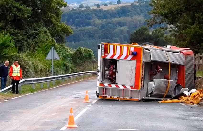 Un vehículo de bomberos se estrella en Carranza