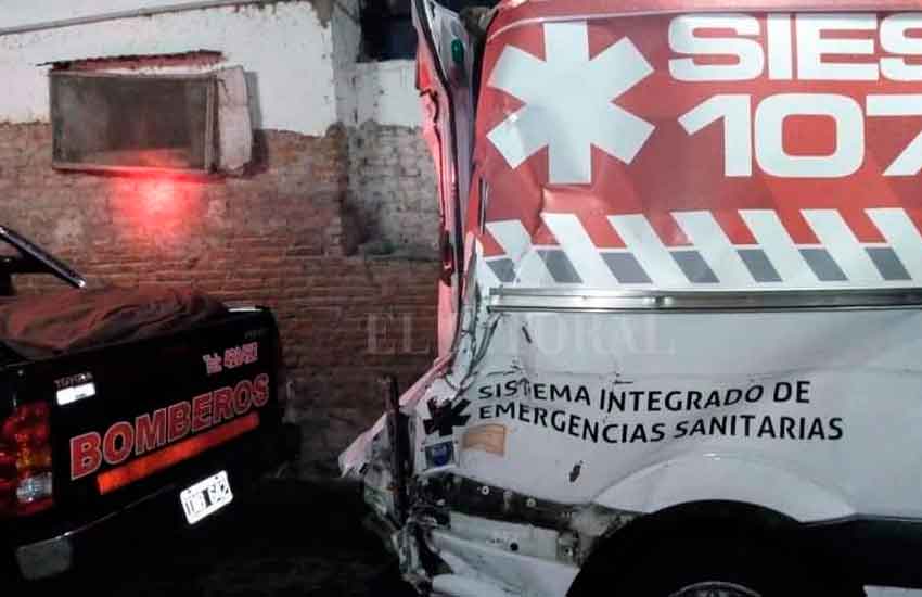 Un camión chocó a una ambulancia en la autopista