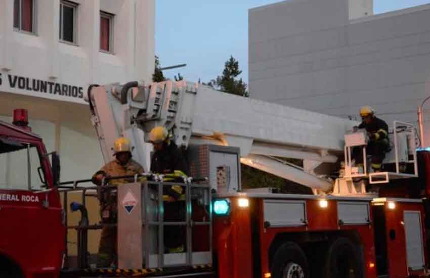 Bomberos vuelven a reclamar con sirenas en Roca