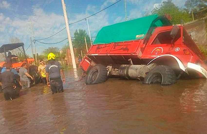 Volcó un camión de los bomberos en medio de temporal