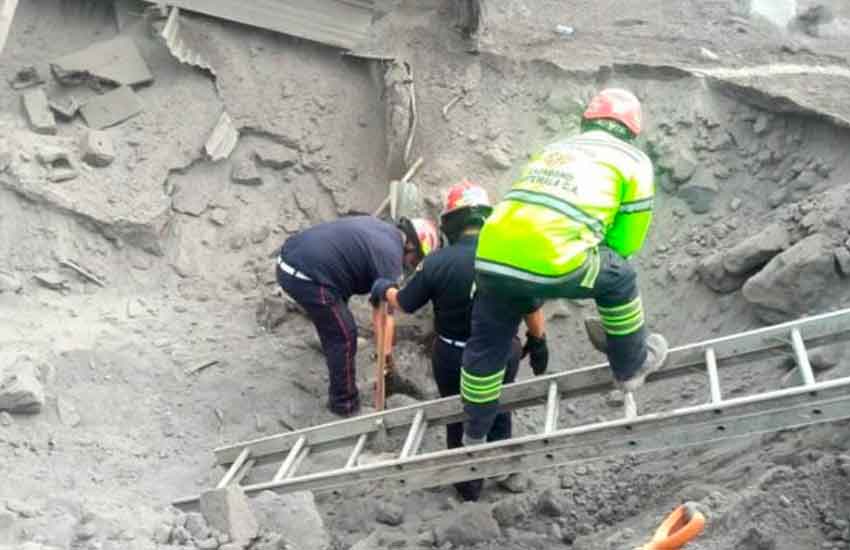 Condecora a bomberos que atendieron emergencia del Volcán de Fuego