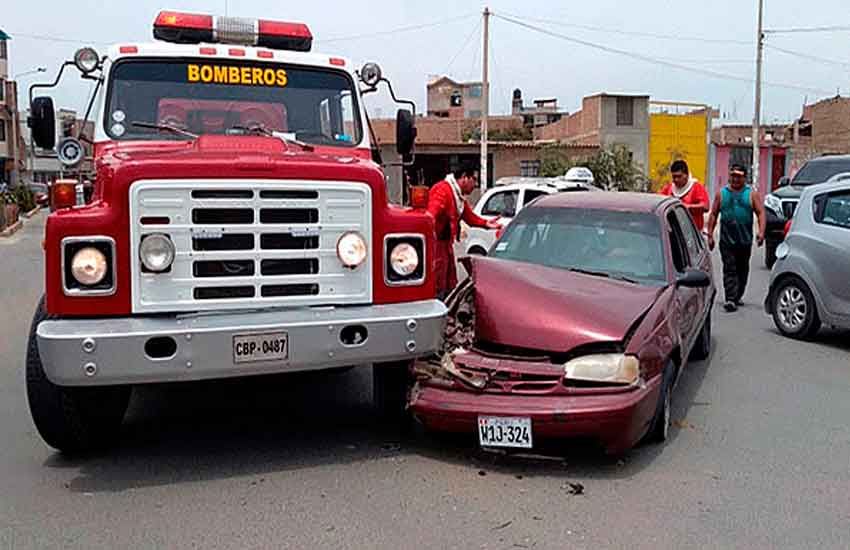 Camión de bomberos y auto se chocan en centro de Chiclayo