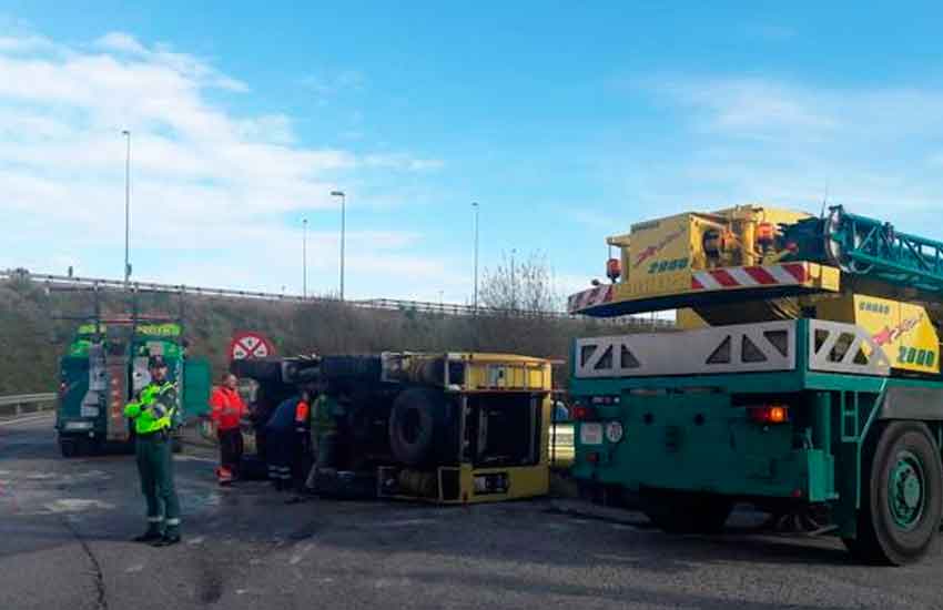 Camión de bomberos vuelca al regresar de una emergencia