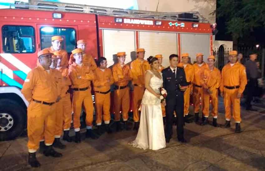 Llegaron en autobomba a su casamiento