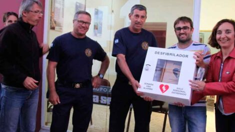 Bomberos de Claromecó recibieron la donación de un desfibrilador