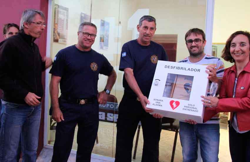 Bomberos de Claromecó recibieron la donación de un desfibrilador