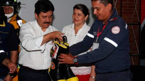 Gobernación dota de equipos a bomberos del Huila