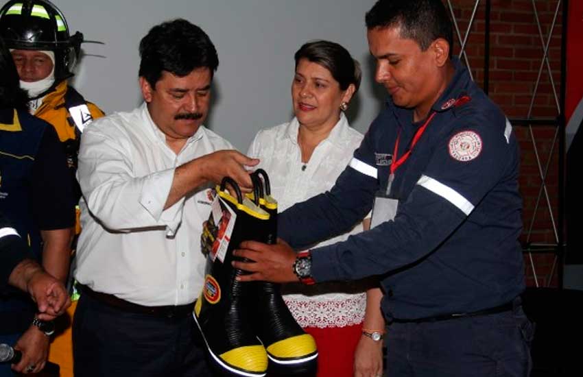 Gobernación dota de equipos a bomberos del Huila