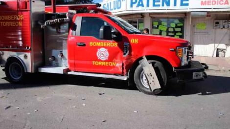 Chocan a vehículo de bomberos cerca de Cruz Roja