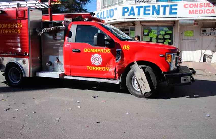 Chocan a vehículo de bomberos cerca de Cruz Roja