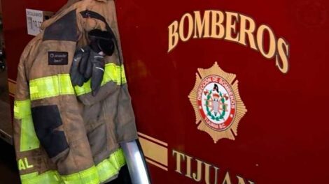 Bomberos de Tijuana recibe máquina extintora de parte de empresa