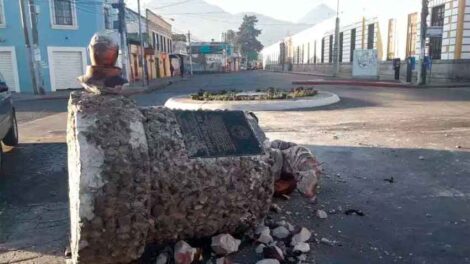 Ebrio al volante destruye monumento al bombero