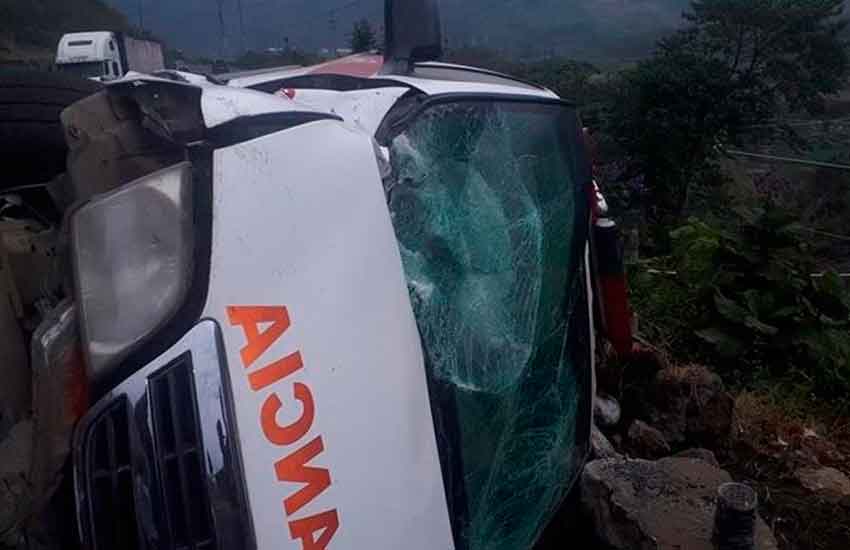 Ambulancia de Bomberos volcó cuando un tráiler la golpeó